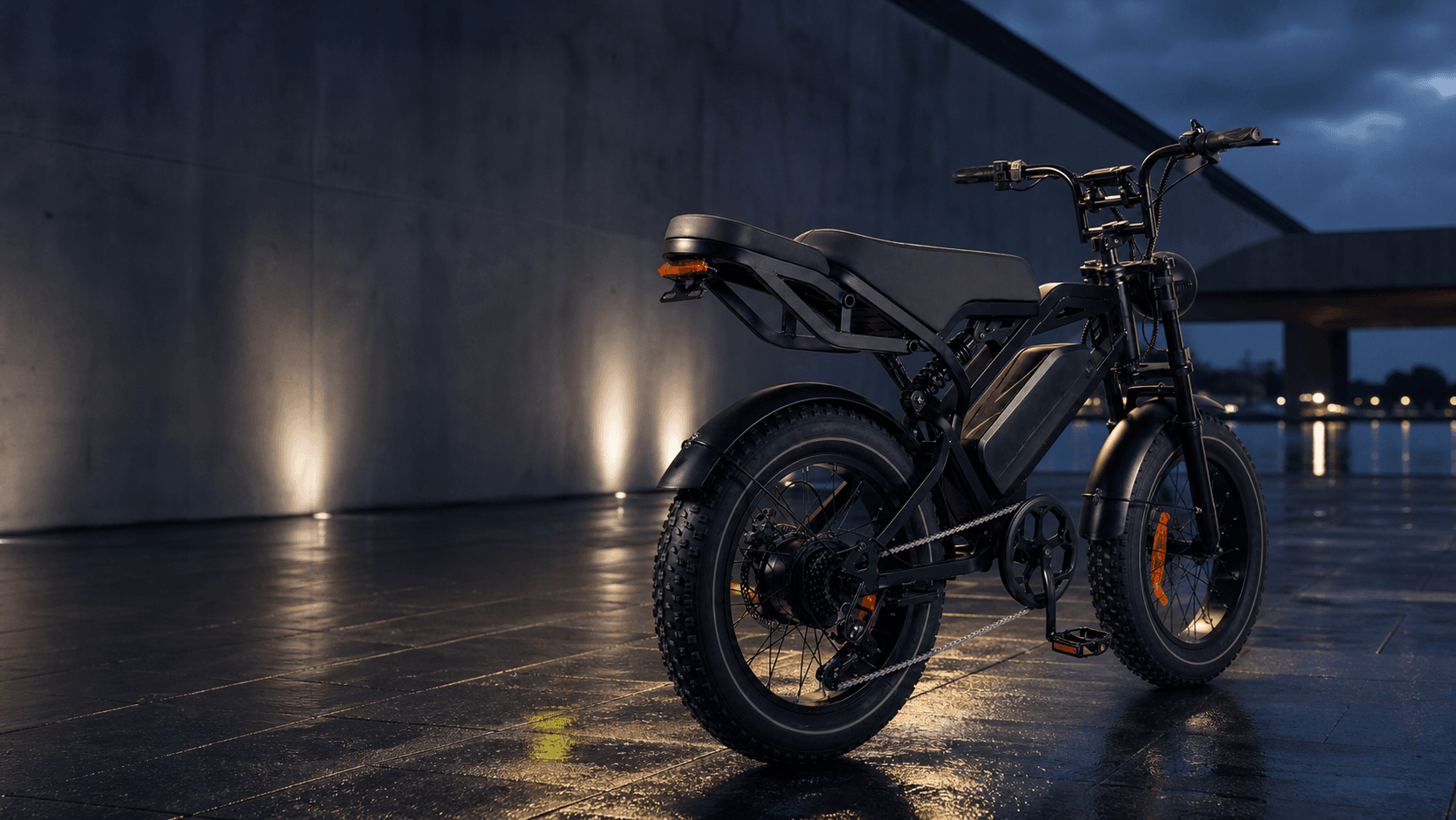 Zwarte X20 fatbike bij moderne architectuur aan het water